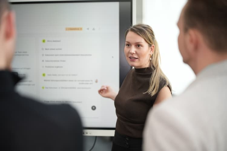 Nadia Wiegand as Consultant