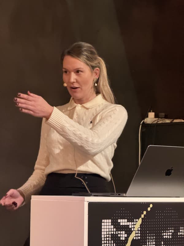 Nadia Wiegand as Speaker